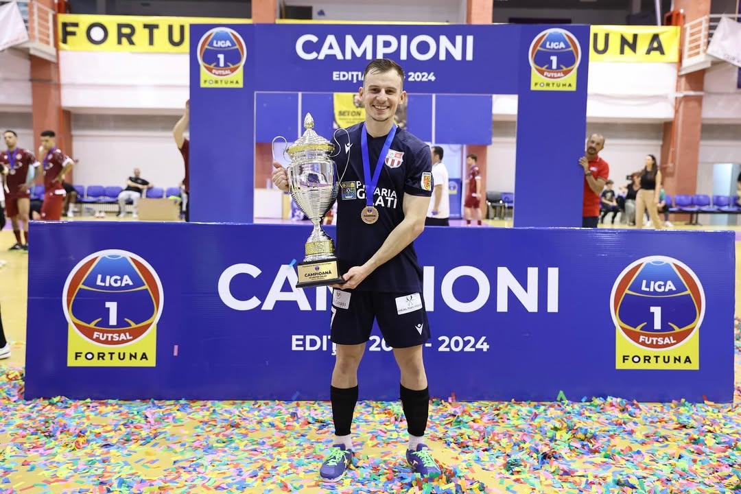 Alan Sasse posa com o troféu da Liga Nacional de Futsal da Romênia conquistado pelo United Galati