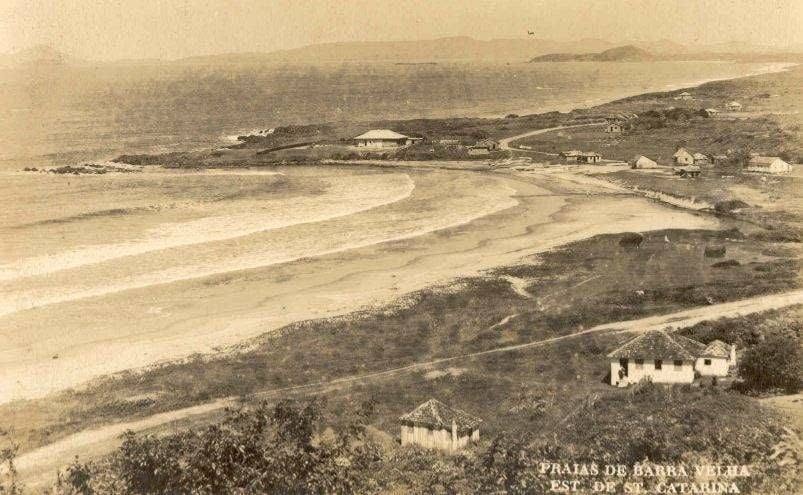 Foto antiga em sépia mostra a orla quase deserta das praias de Barra Velha, em Santa Catarina