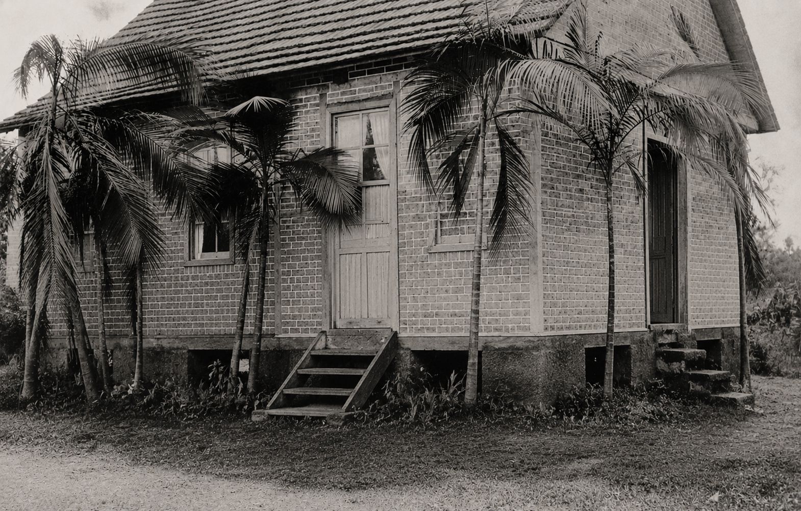 Ilustração da casa de tijolos que abrigou a Deutsche Schule de Jaraguá do Sul, recriada por inteligência artificial a partir de foto histórica, para fins ilustrativos