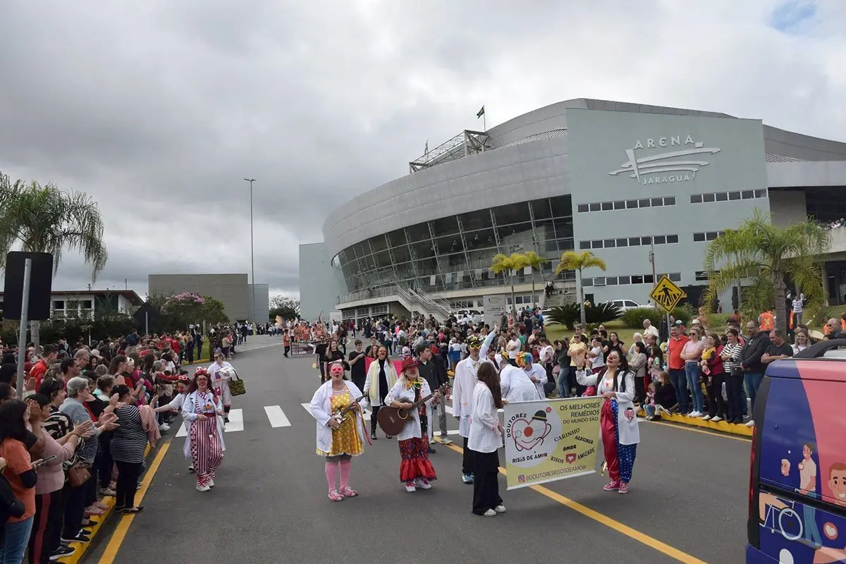 Desfile de aniversário de Jaraguá do Sul em frente à Arena Jaraguá