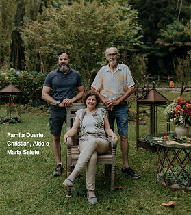 Maria Salete, Aldo Duarte e Christian Duarte no Jardim Secreto Ville de France, em Urubici.