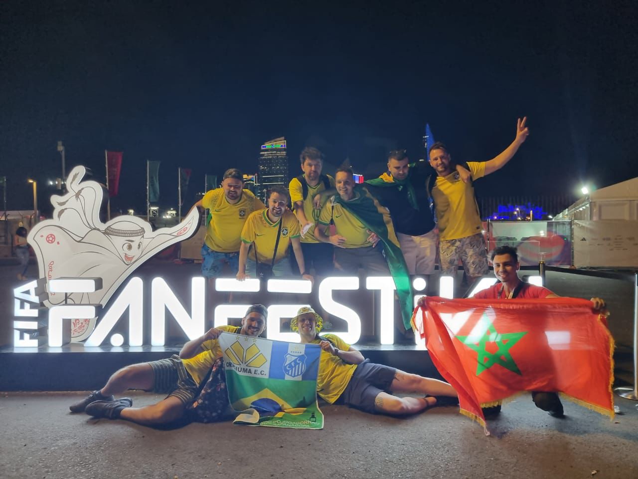 Grupo de amigos brasileiros durante a FIFA Fan Festival da Copa do Mundo do Catar.