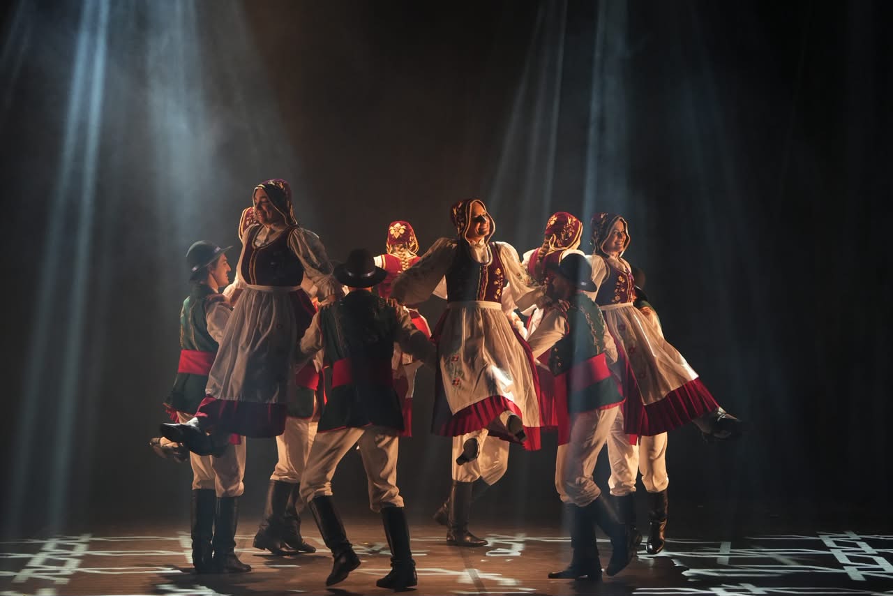 Grupo Folclórico Sünnros apresenta dança tradicional em festival catarinense