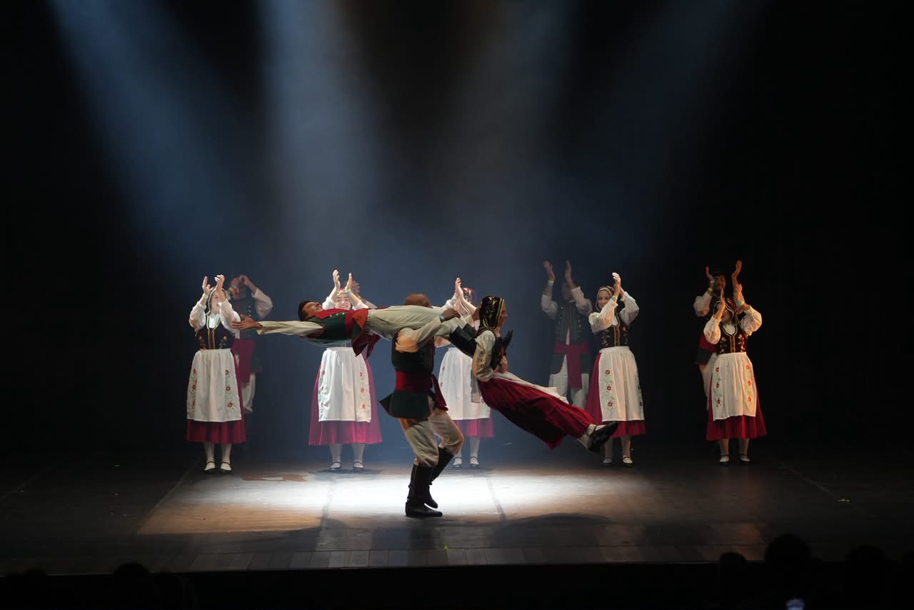 Apresentação do Grupo Folclórico Sünnros durante competição estadual de danças populares