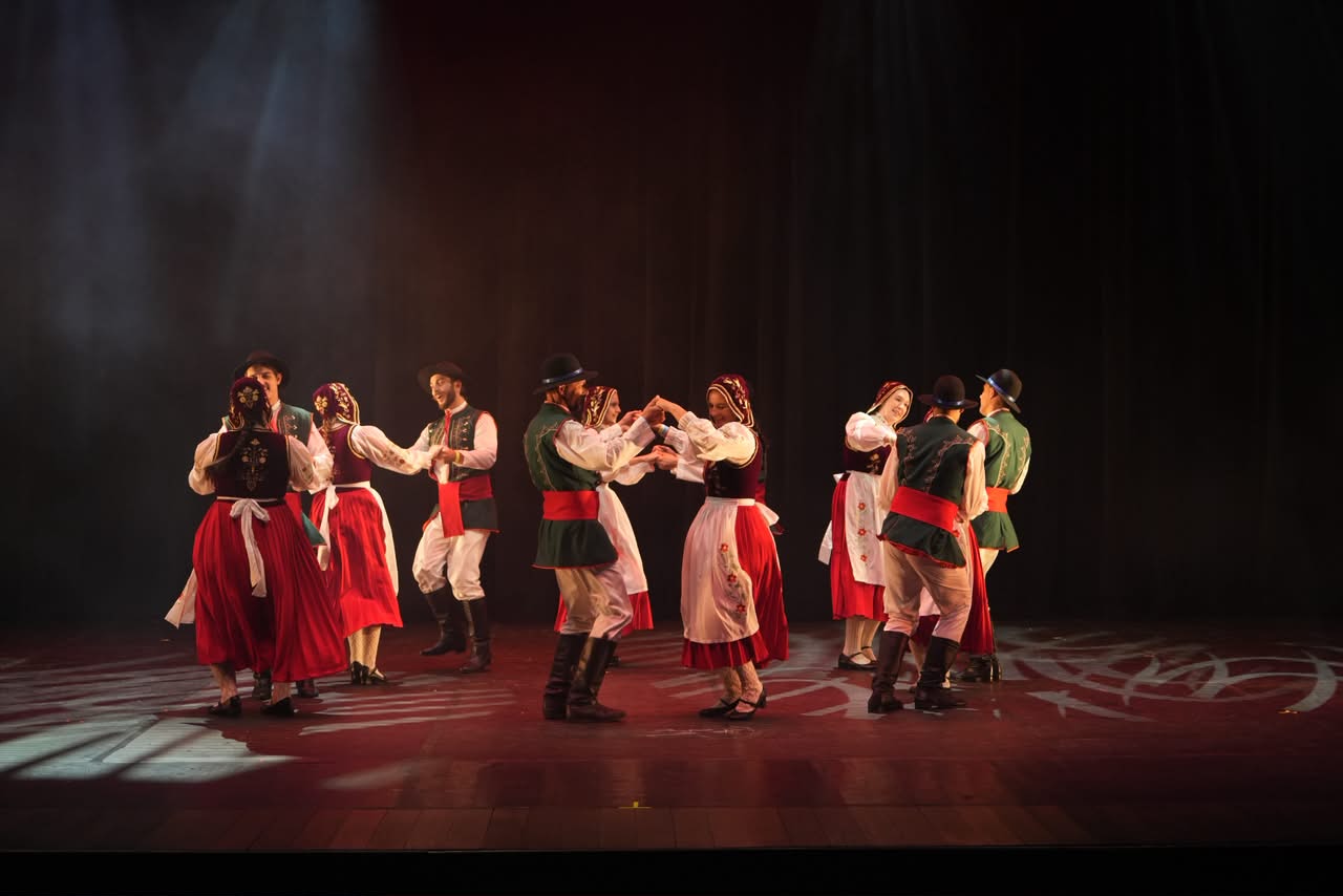Integrantes do Grupo Folclórico Sünnros durante apresentação no Festival Catarinense de Danças Populares