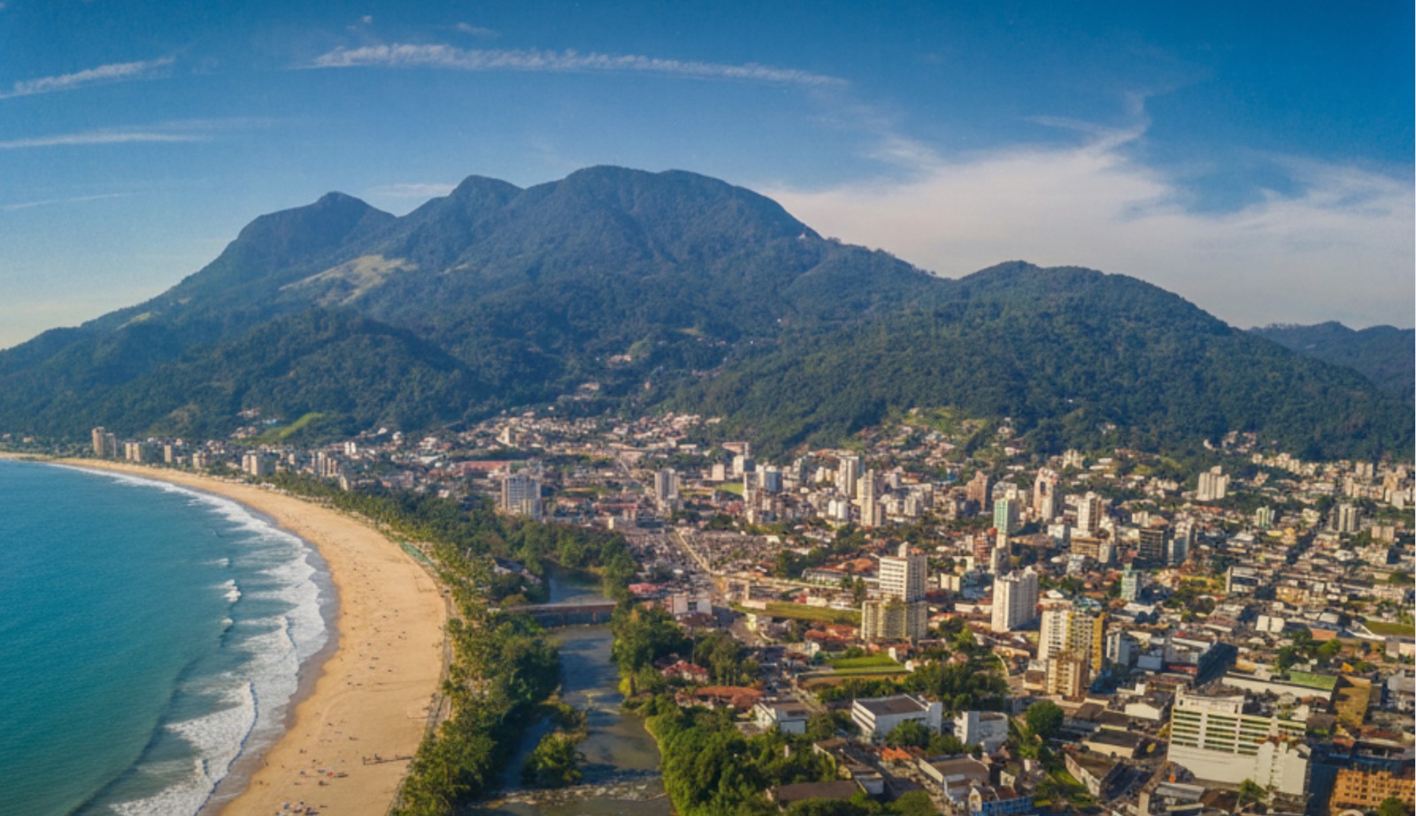 Ilustração de uma cidade litorânea com praia, mar e morros ao fundo, representando o cenário hipotético de Jaraguá do Sul com acesso ao mar