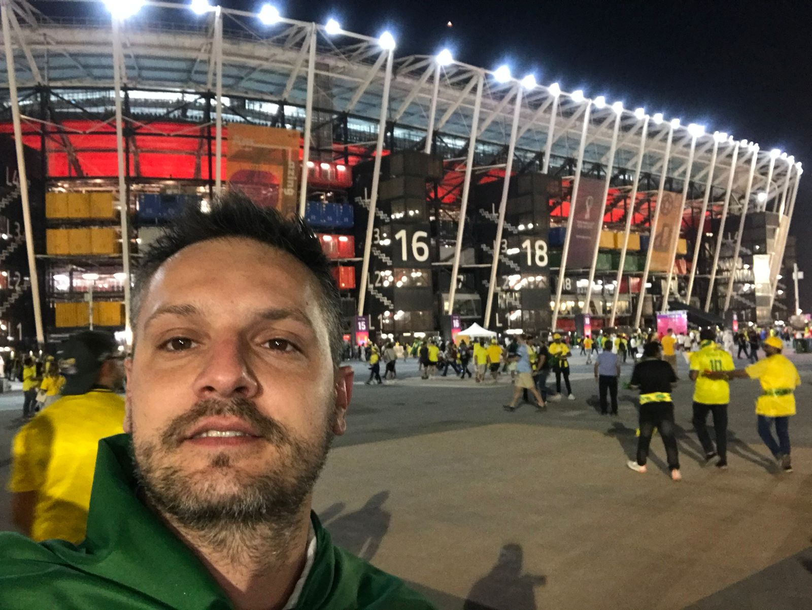 Rafael Ubiali em frente a estádio da Copa do Mundo da Rússia durante viagem para acompanhar a seleção brasileira.