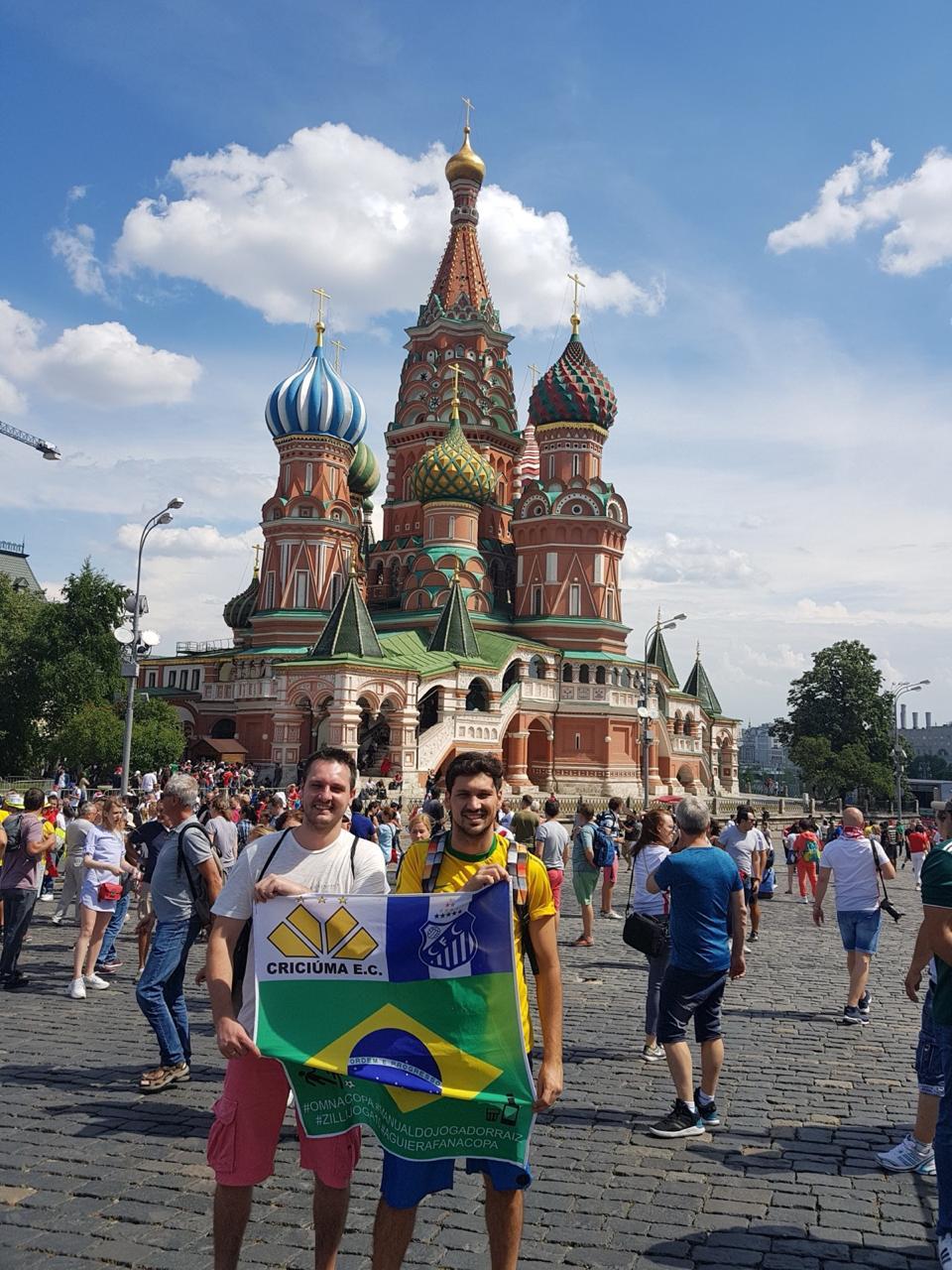 Rafael Ubiali e amigo na Praça Vermelha, em Moscou, durante a Copa do Mundo da Rússia.