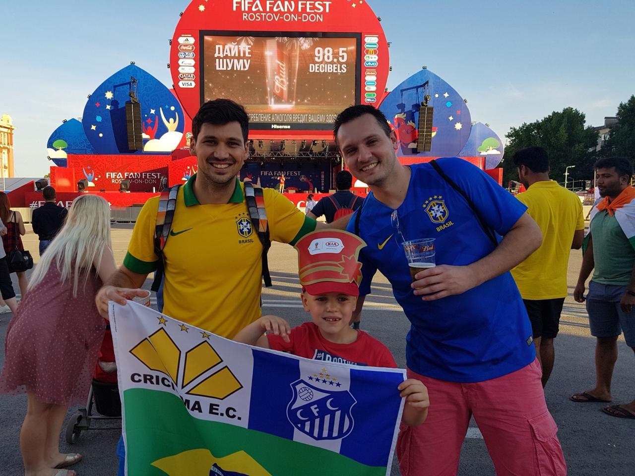 Rafael Ubiali e amigos durante a FIFA Fan Fest da Copa do Mundo da Rússia