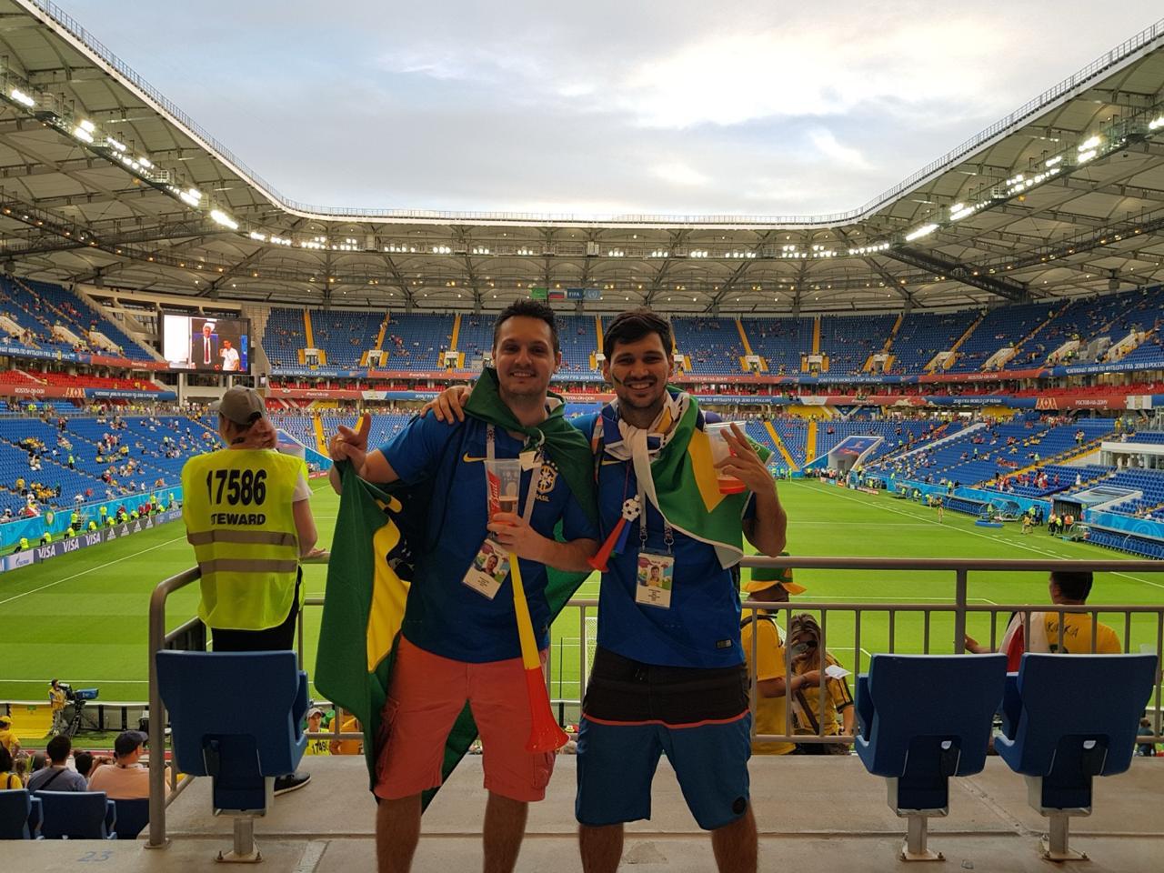 Rafael Ubiali e amigo dentro de estádio da Copa do Mundo da Rússia antes de partida do Mundial.