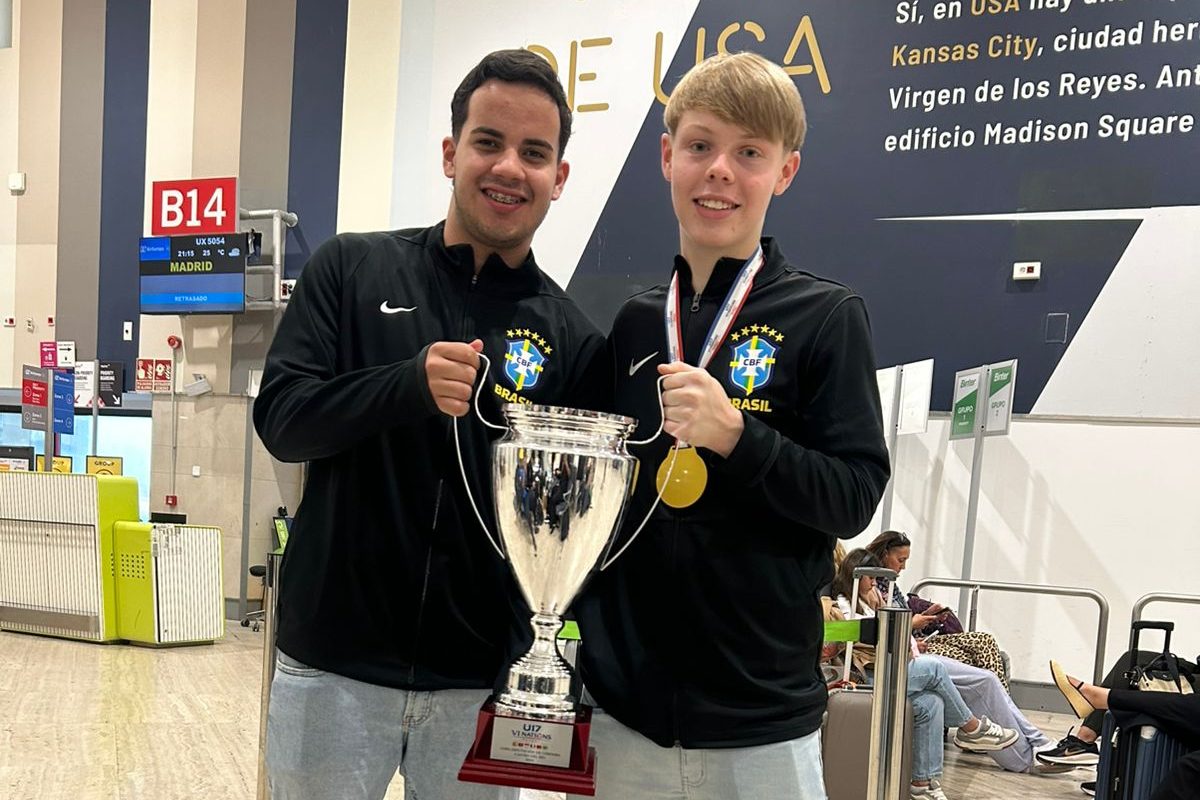 João Fronza e Pietro exibem o troféu da Nations League Sub-17
