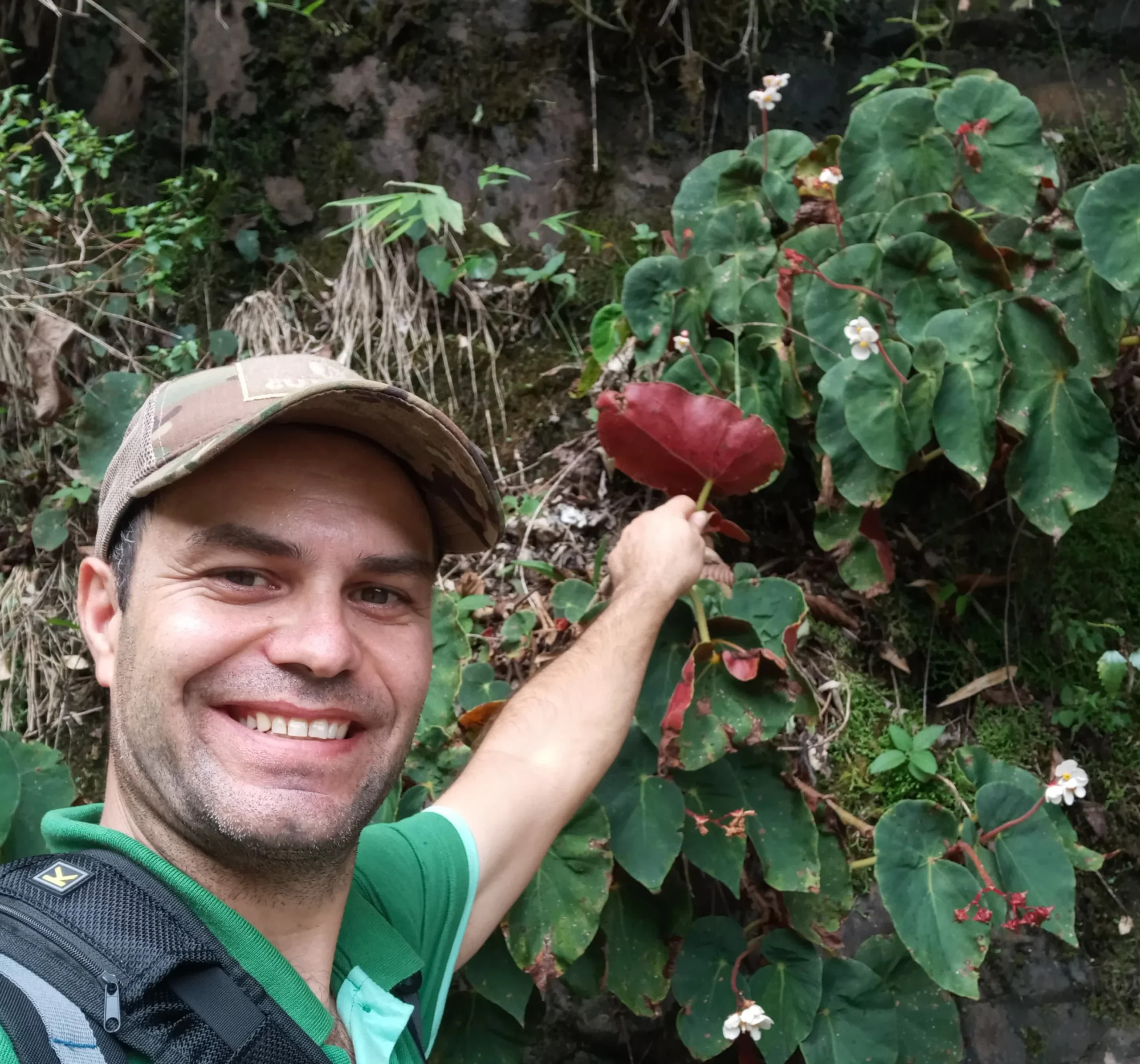 João Paulo Durante durante observação da natureza em área de vegetação de Santa Catarina