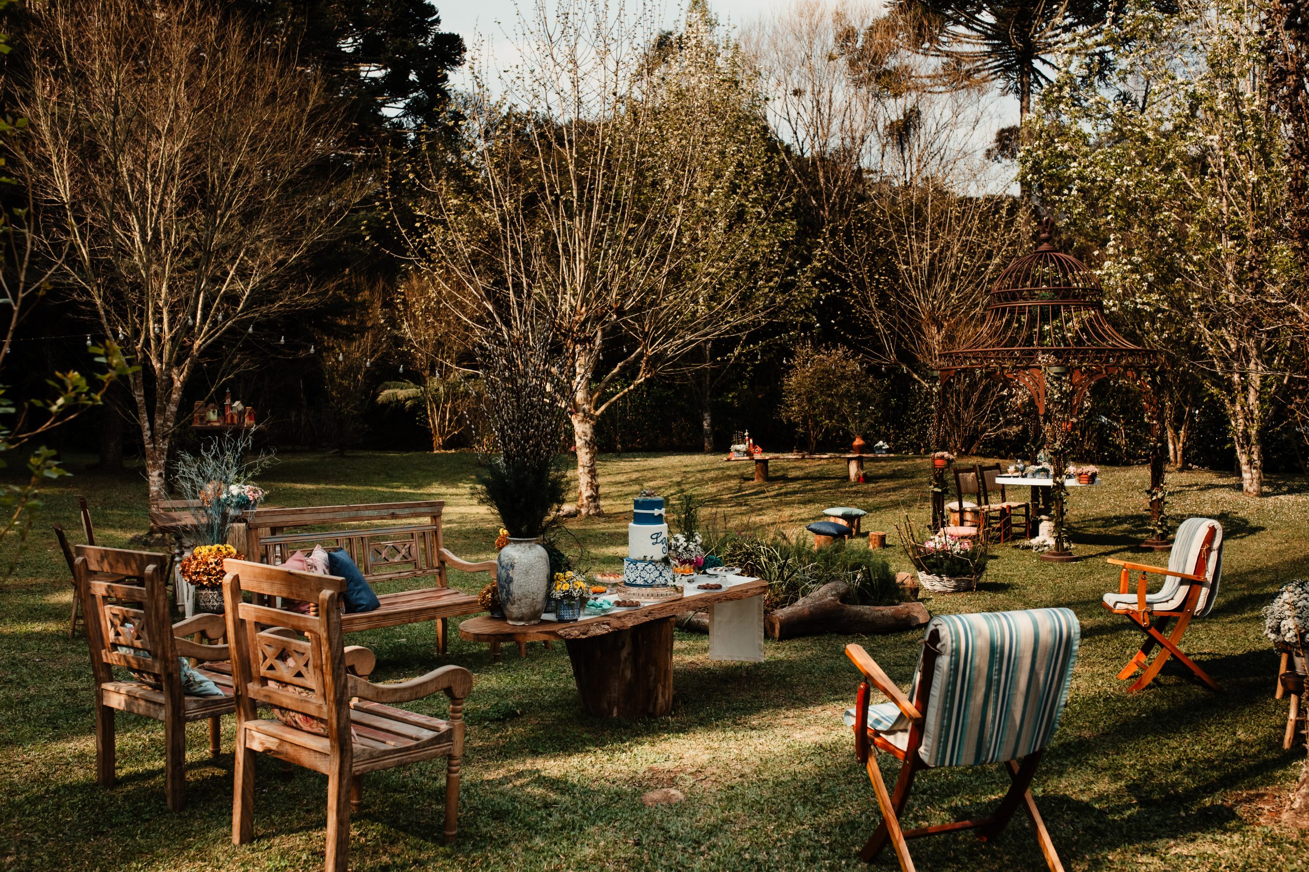 Área preparada para eventos e celebrações ao ar livre no Jardim Secreto Ville de France.
