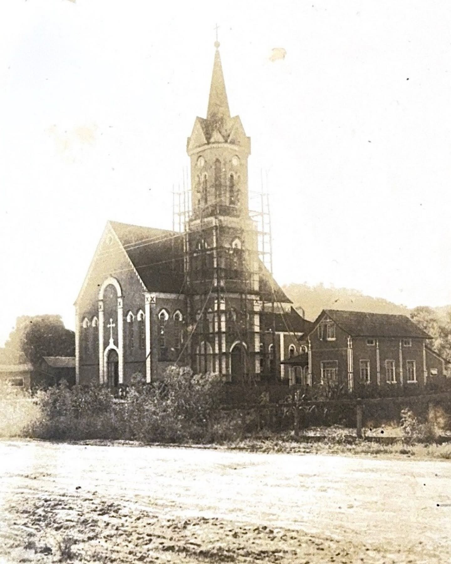 Registro histórico da Igreja Matriz Senhor Bom Jesus durante as obras de ampliação em Guaramirim