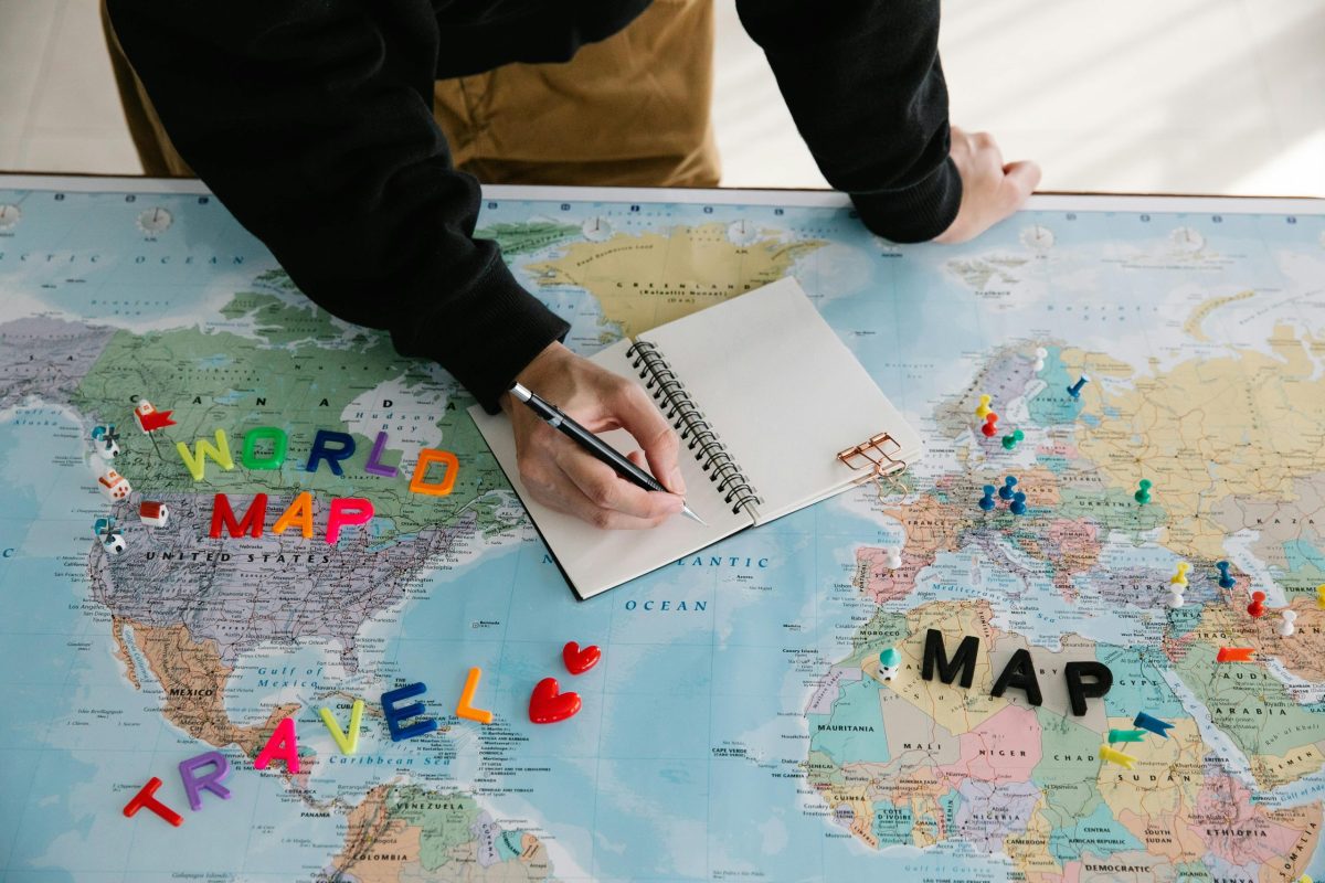 Planejamento de viagem personalizada com mapa-múndi e roteiro turístico internacional