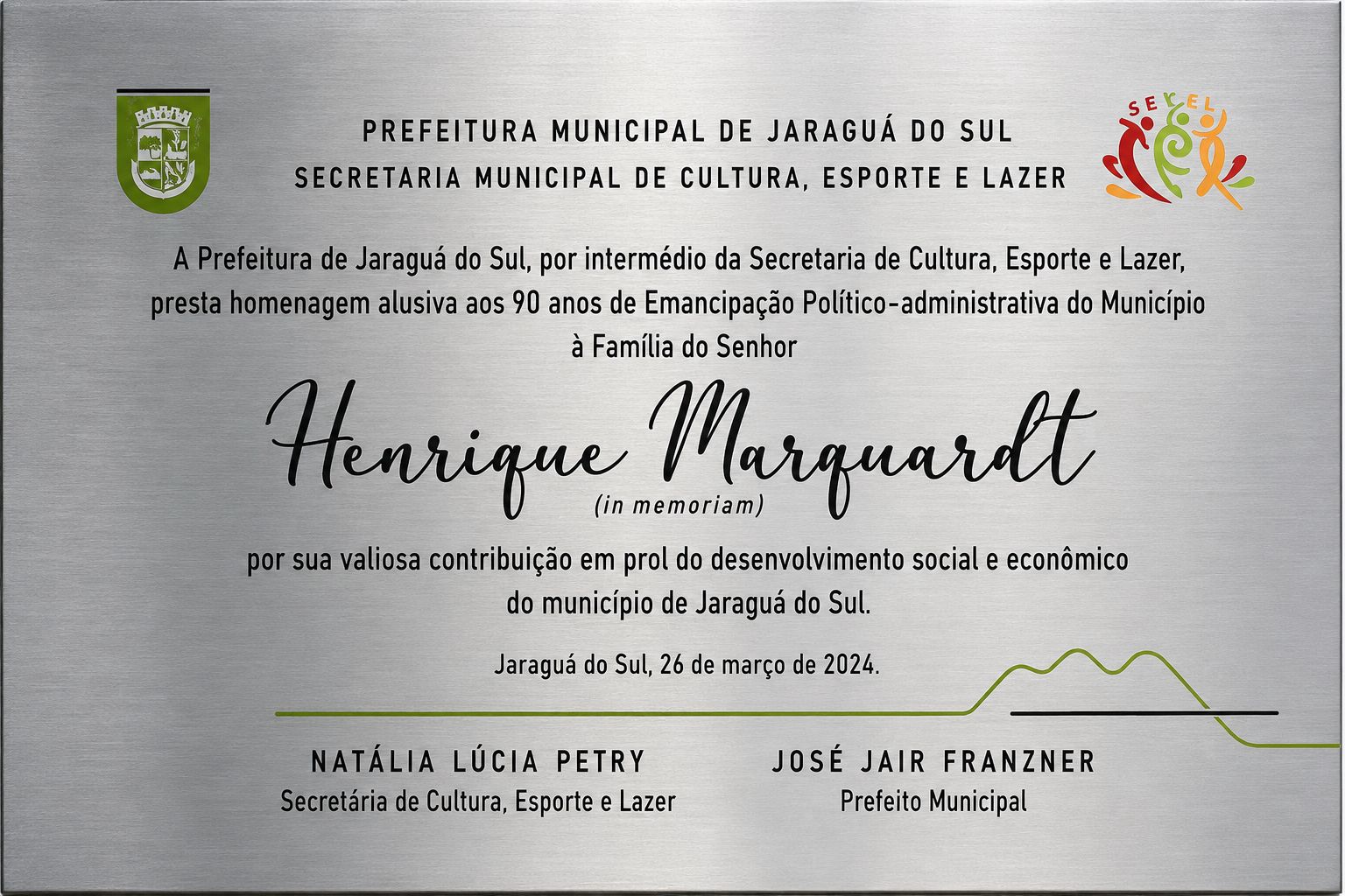 Placa da Prefeitura de Jaraguá do Sul em homenagem à família de Henrique Marquardt pelos 90 anos de emancipação do município, em 2024