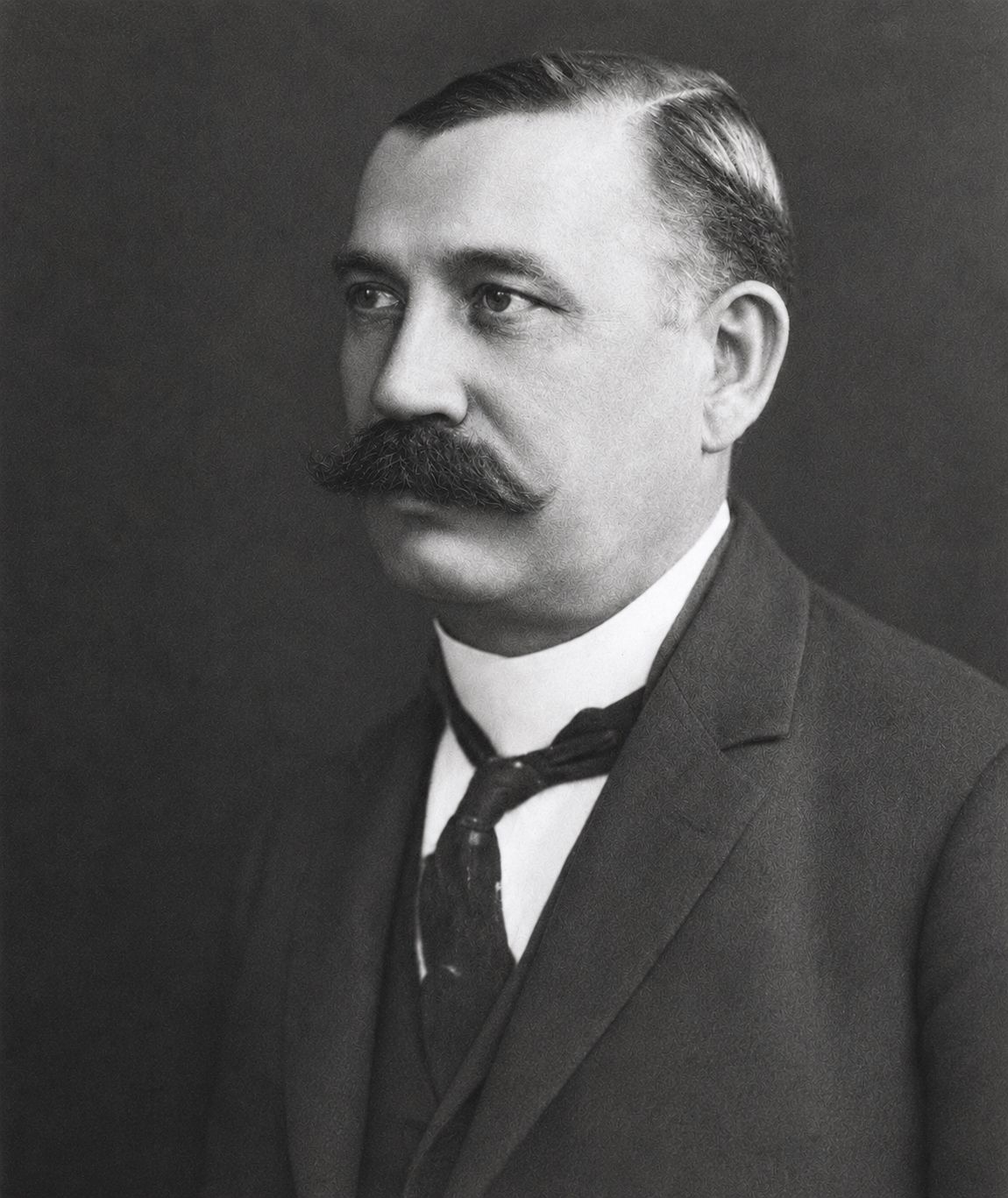 Retrato de Heinrich Marquardt, pioneiro de Jaraguá do Sul, em foto de estúdio do início do século 20, de terno e bigode