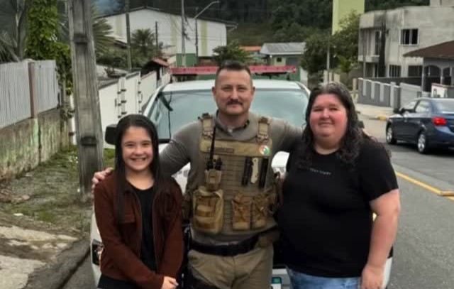 VÍDEO: Policial atende desejo de jaraguaense com câncer e realiza passeio de viatura