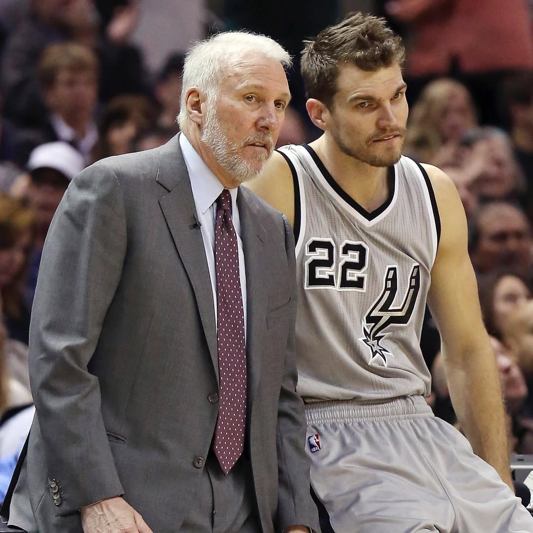 Tiago Splitter durante partida do San Antonio Spurs ao lado do técnico Gregg Popovich na NBA.