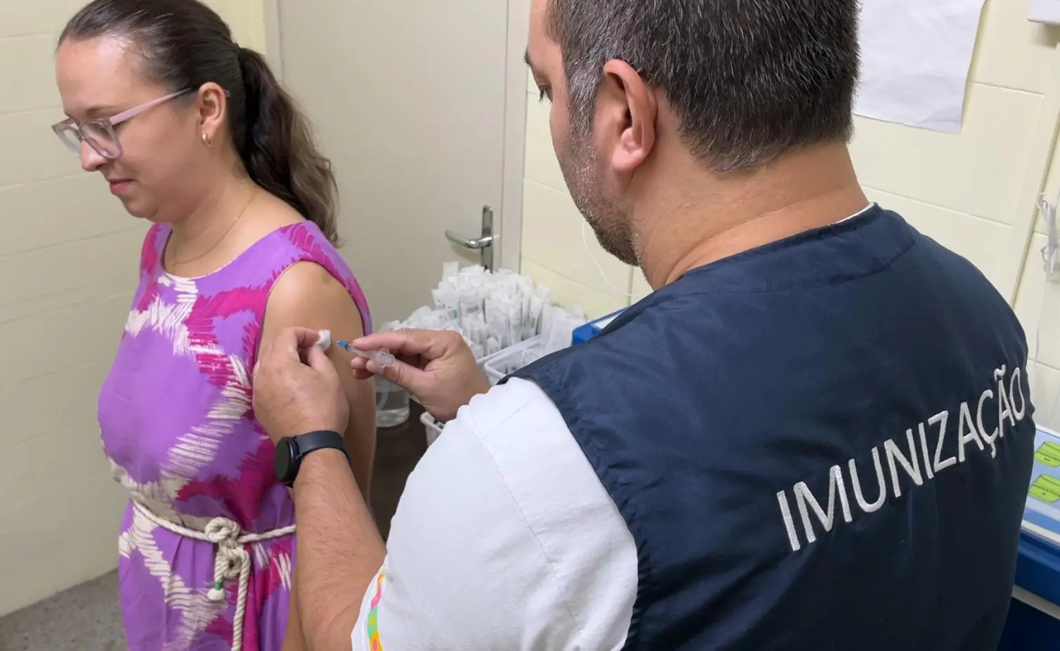 Profissional de saúde aplica vacina contra a gripe em paciente durante campanha de imunização em Jaraguá do Sul.