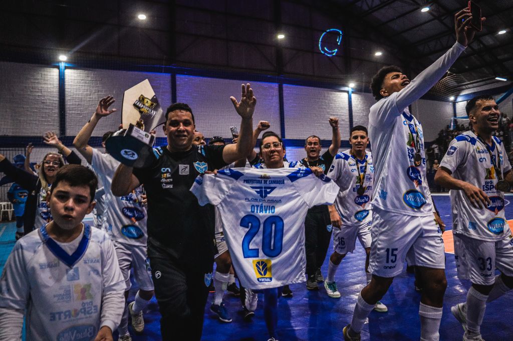 Jogadores do Vélez Camaquã comemoram conquista da Taça Farroupilha de Futsal
