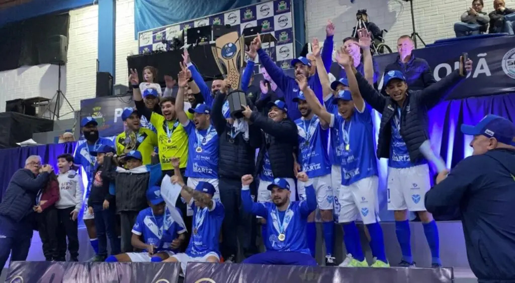 Jogadores do Vélez da Granja comemoram conquista de título em competição estadual de futsal