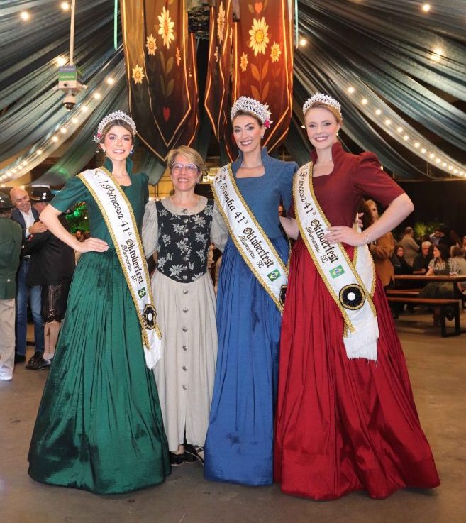 Realeza da 41ª Oktoberfest Blumenau apresenta os novos trajes oficiais da festa