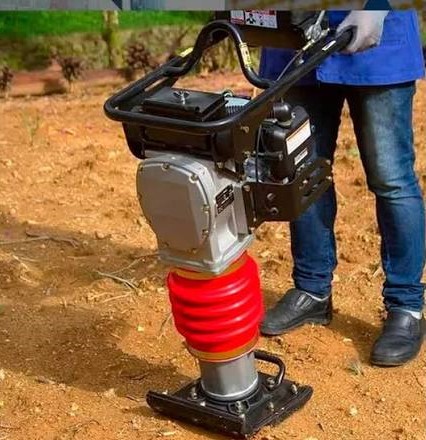 Compactador de solo utilizado para preparar o terreno antes do início da construção.