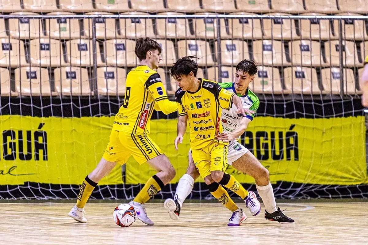 Jaraguá Futsal goleia por 8 a 1 e dispara na liderança do Catarinense Sub-18
