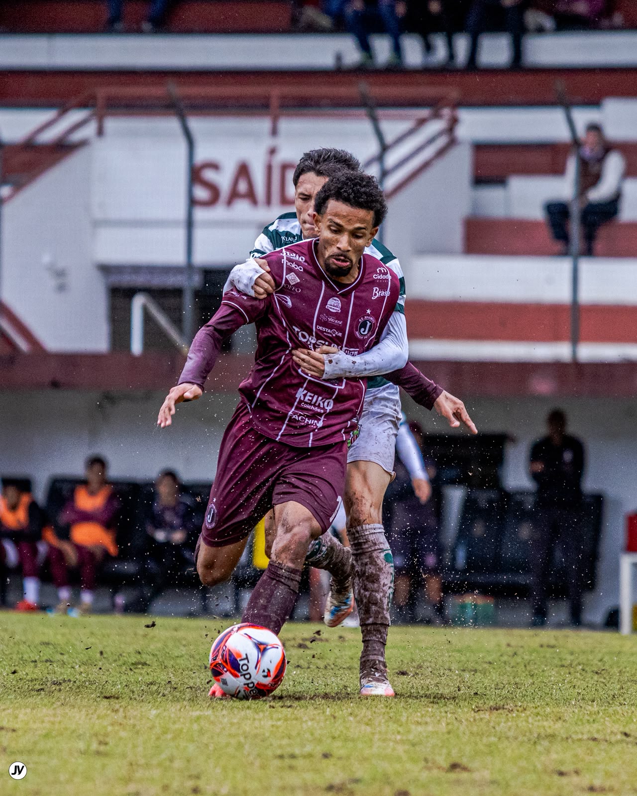 Atacante do Juventus disputa jogada com marcador do Metropolitano em partida da Série B Catarinense