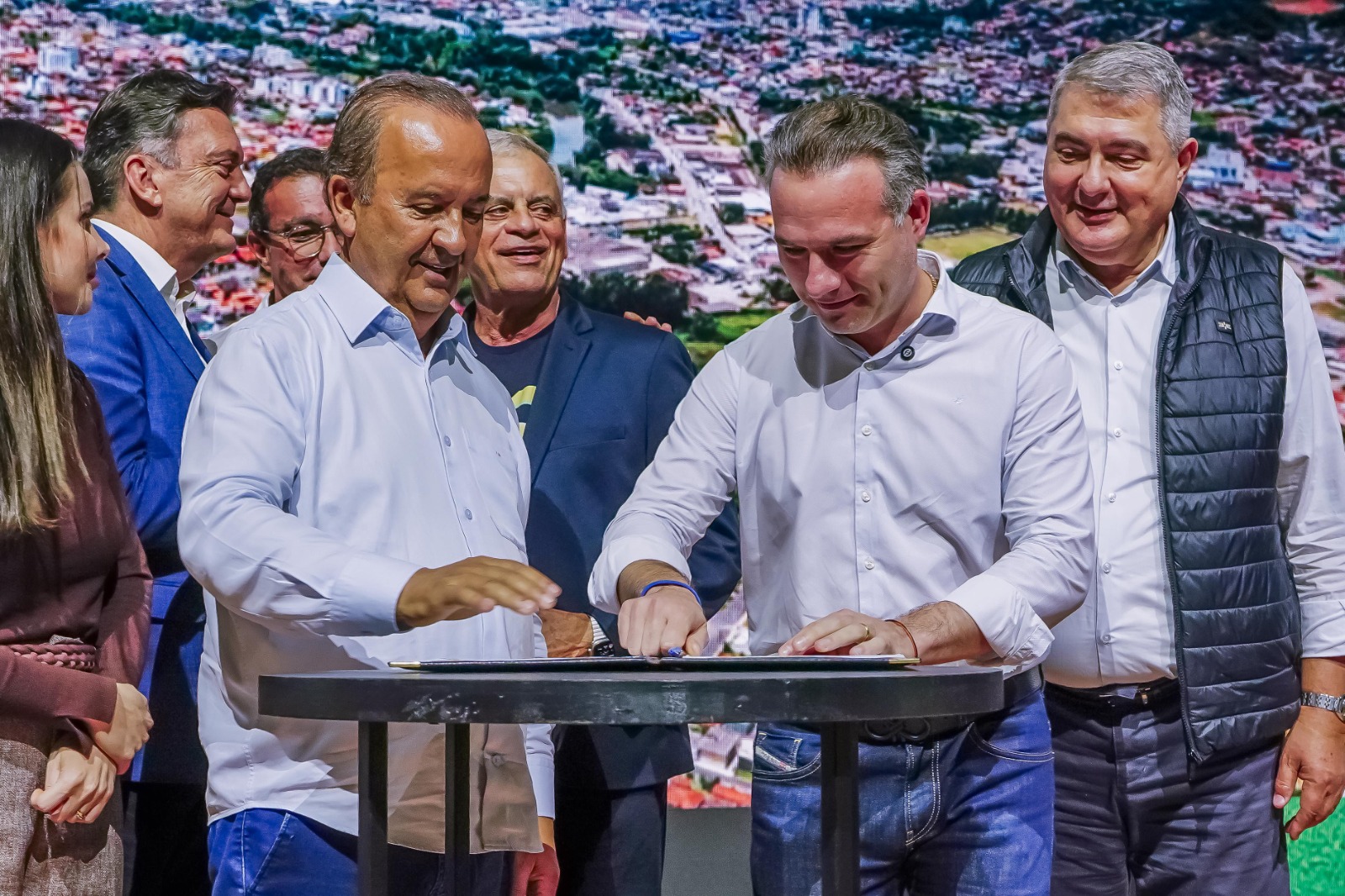 Governador Jorginho Mello assina convênio para o primeiro trecho da Via Verde de Guaramirim durante a Expo 150, em Jaraguá do Sul.