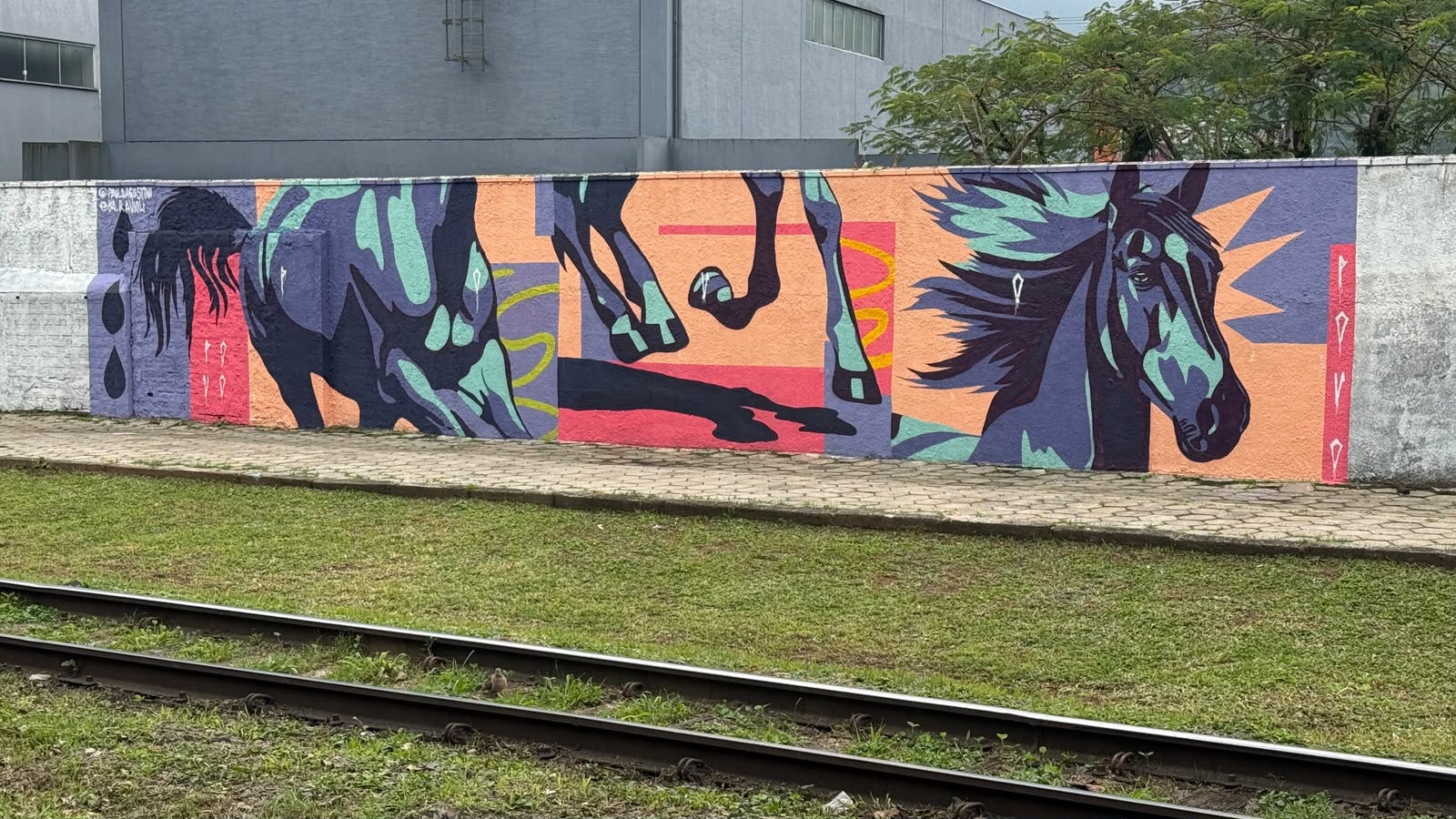 Mural com cavalos integra o Caminho das Artes em Jaraguá do Sul.