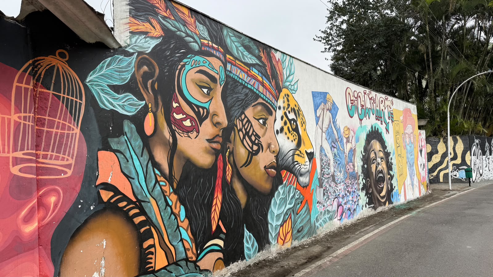 Grande mural do Caminho das Artes na ciclovia do Centro de Jaraguá do Sul.