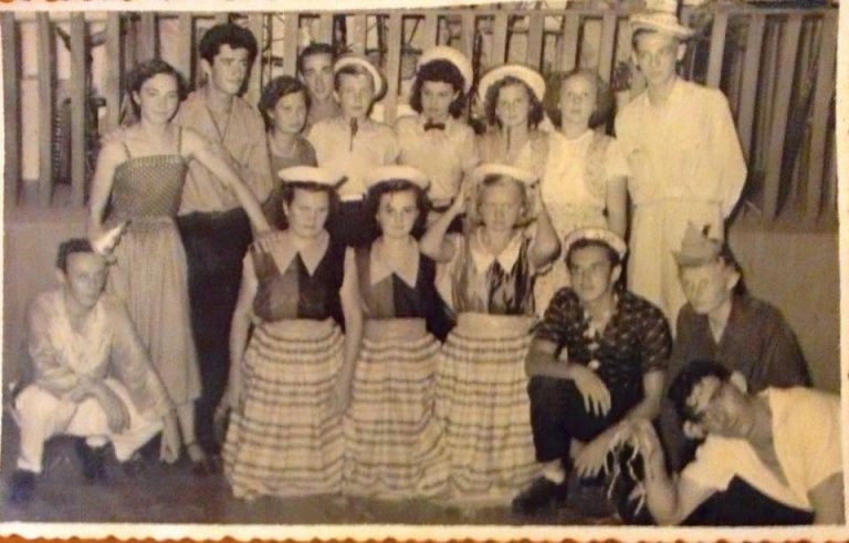 Grupo de foliões fantasiados durante Carnaval no Salão Doering, em Jaraguá do Sul, em foto antiga