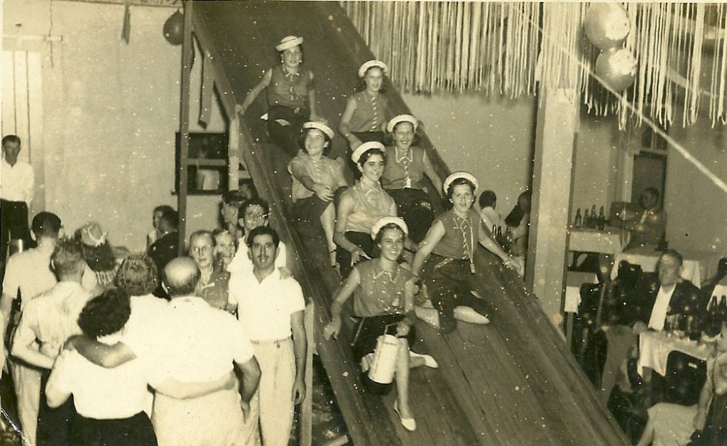 Foliões descem escorregador durante o Carnaval de 1953 no Clube Atlético Baependi, em Jaraguá do Sul