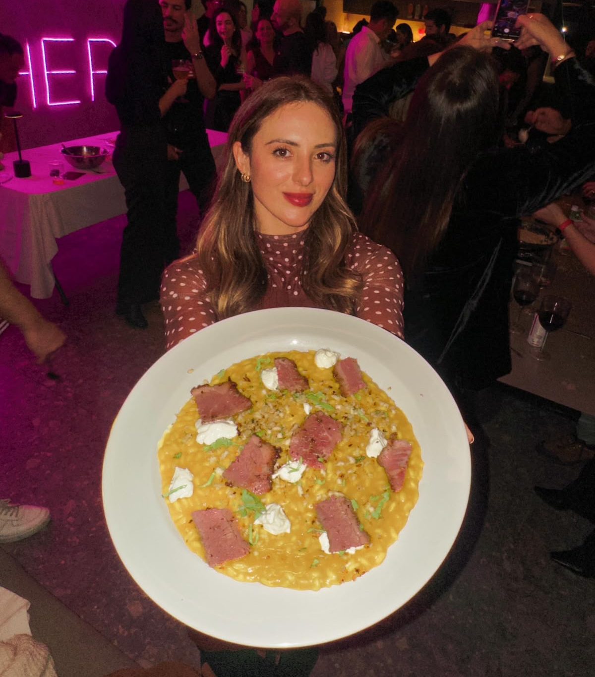 Chef Lola segura prato de risoto durante evento gastronômico do RisoDate