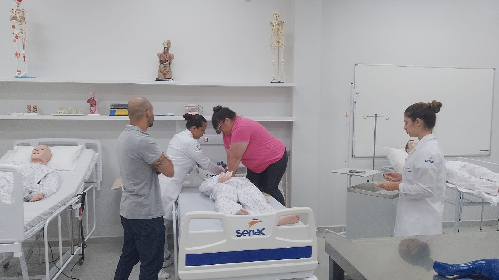 Alunos do curso técnico em Enfermagem realizam aula prática em laboratório do Senac Jaraguá do Sul.