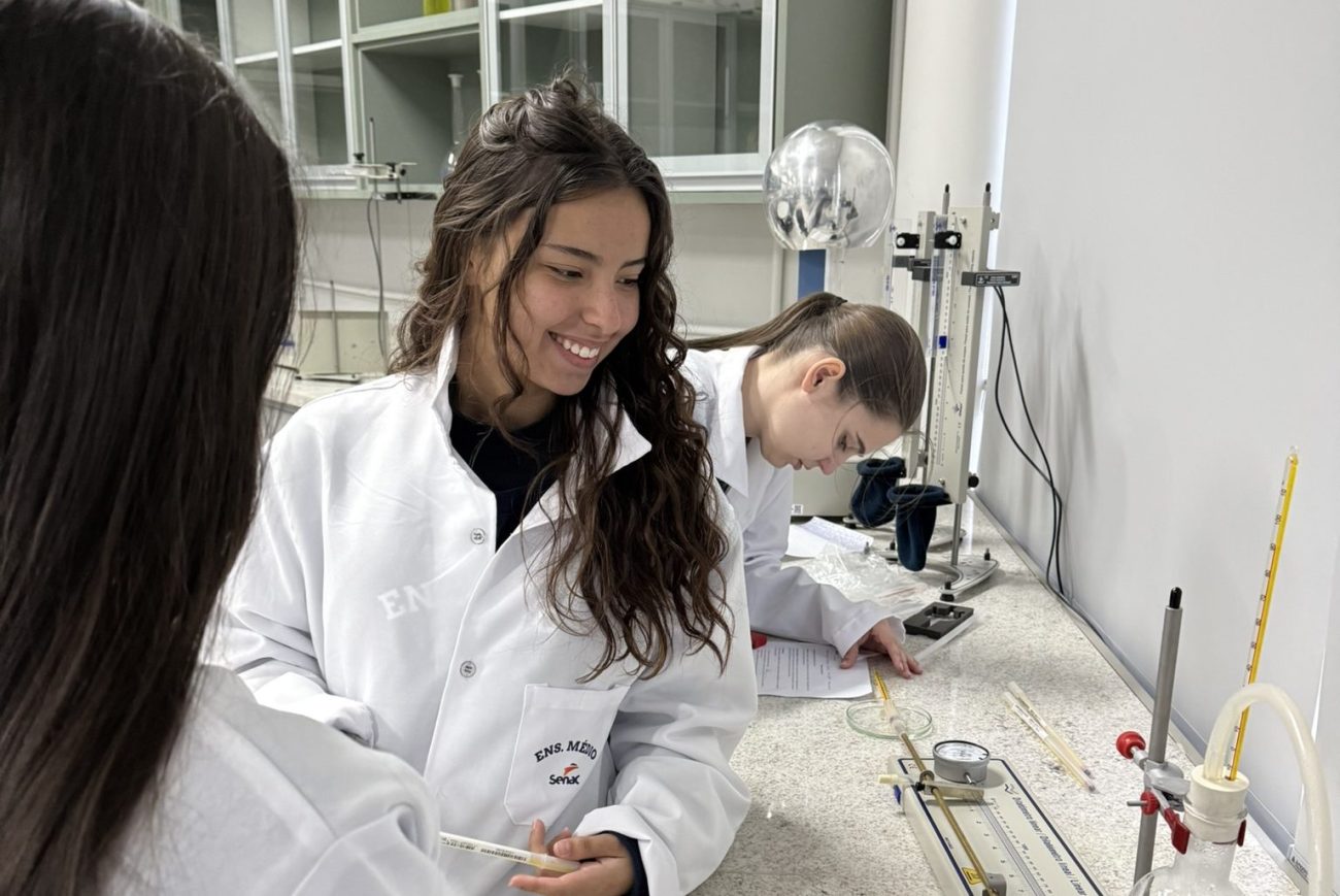 Alunas realizam atividades práticas em laboratório durante curso técnico integrado ao Ensino Médio.
