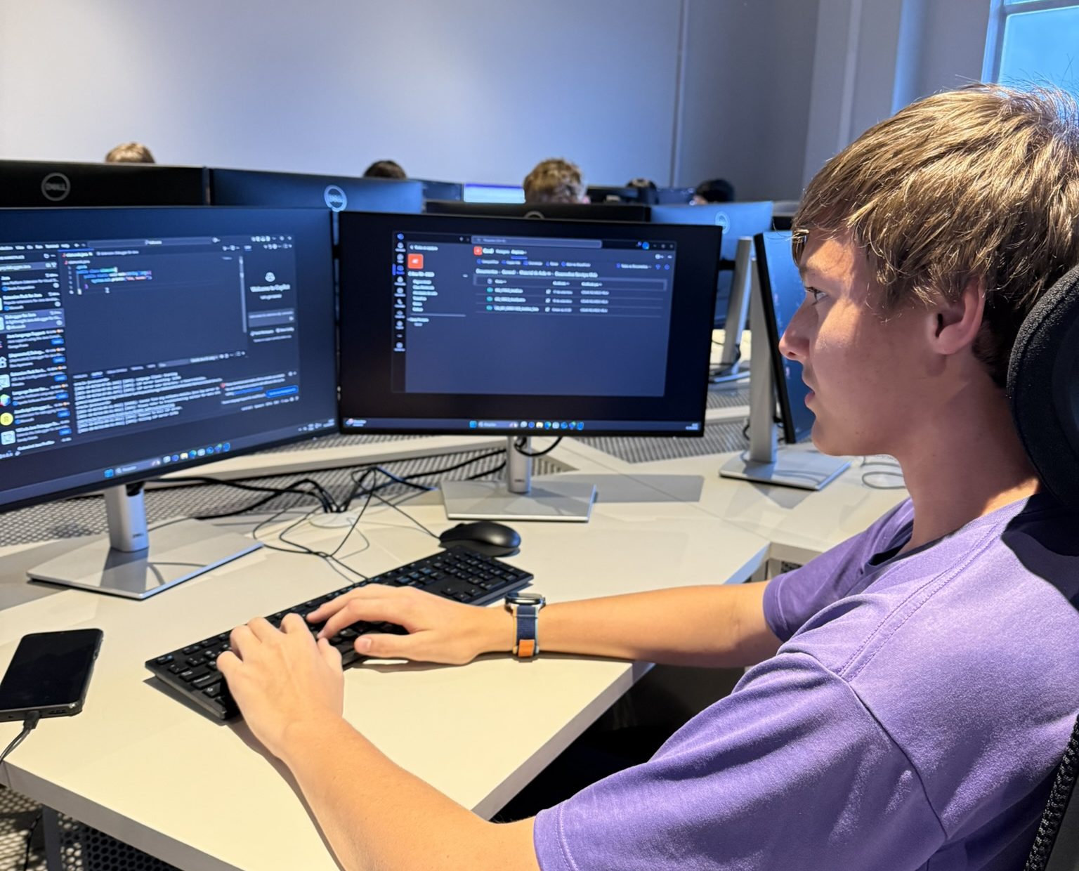 Aluno do curso técnico em Informática para Internet desenvolve atividade prática em laboratório de informática.