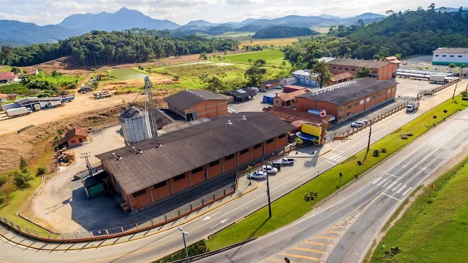 Vista aérea da fábrica da Dipil, em Massaranduba, empresa que utiliza energia renovável e reduziu emissões de CO₂.