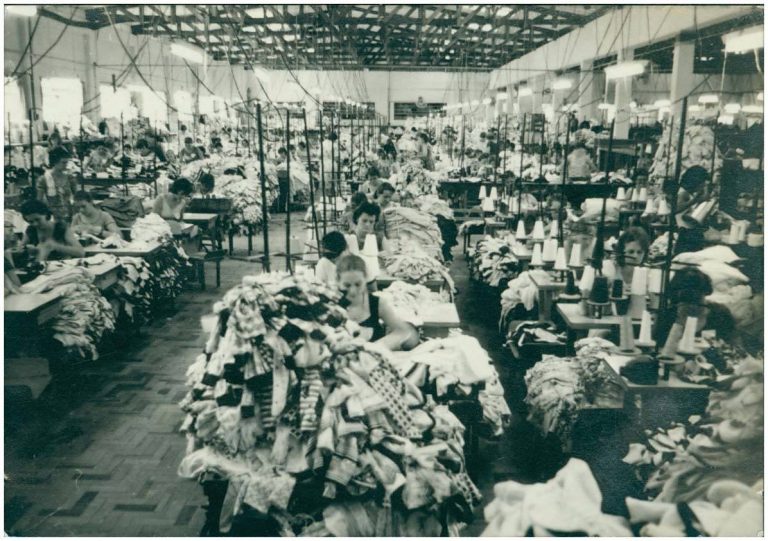 Linha de produção da Malwee em Jaraguá do Sul durante as primeiras décadas de funcionamento da empresa.