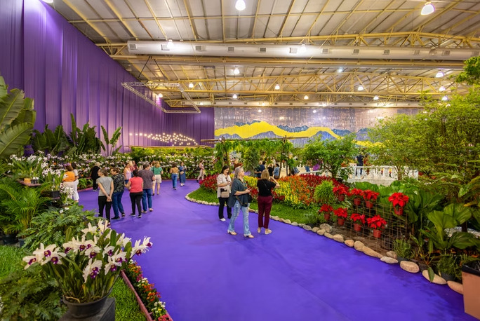 Visitantes percorrem a exposição da Festa das Flores de Joinville na Expoville