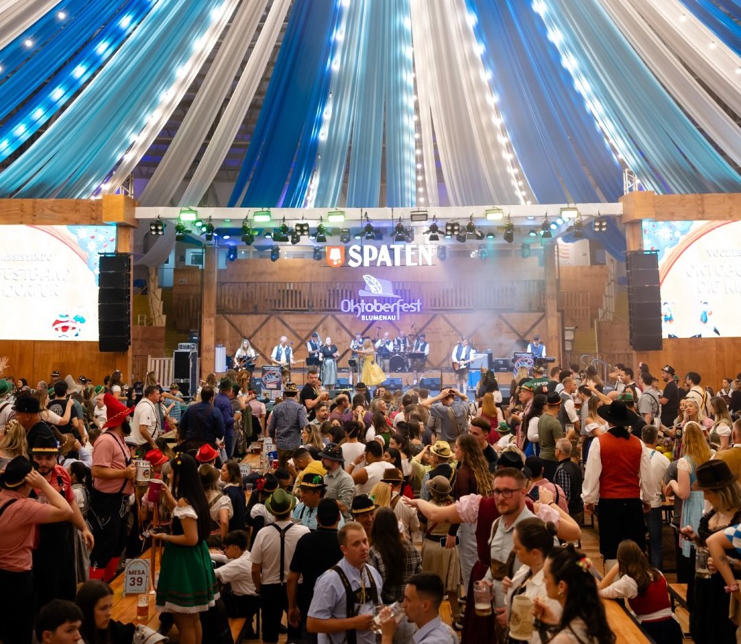 Público acompanha apresentações no Galegão durante a Oktoberfest Blumenau