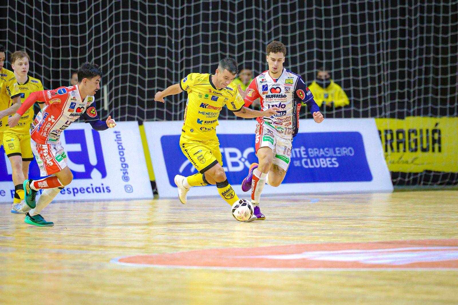 Jogador do Jaraguá Futsal conduz a bola durante vitória sobre o Cascavel pela Liga Nacional na Arena Jaraguá.