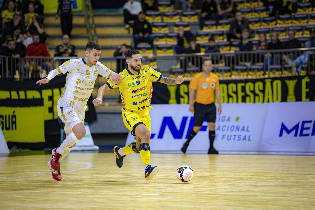 Pedrinho conduz a bola durante a vitória do Jaraguá Futsal sobre o São José pela Liga Nacional.