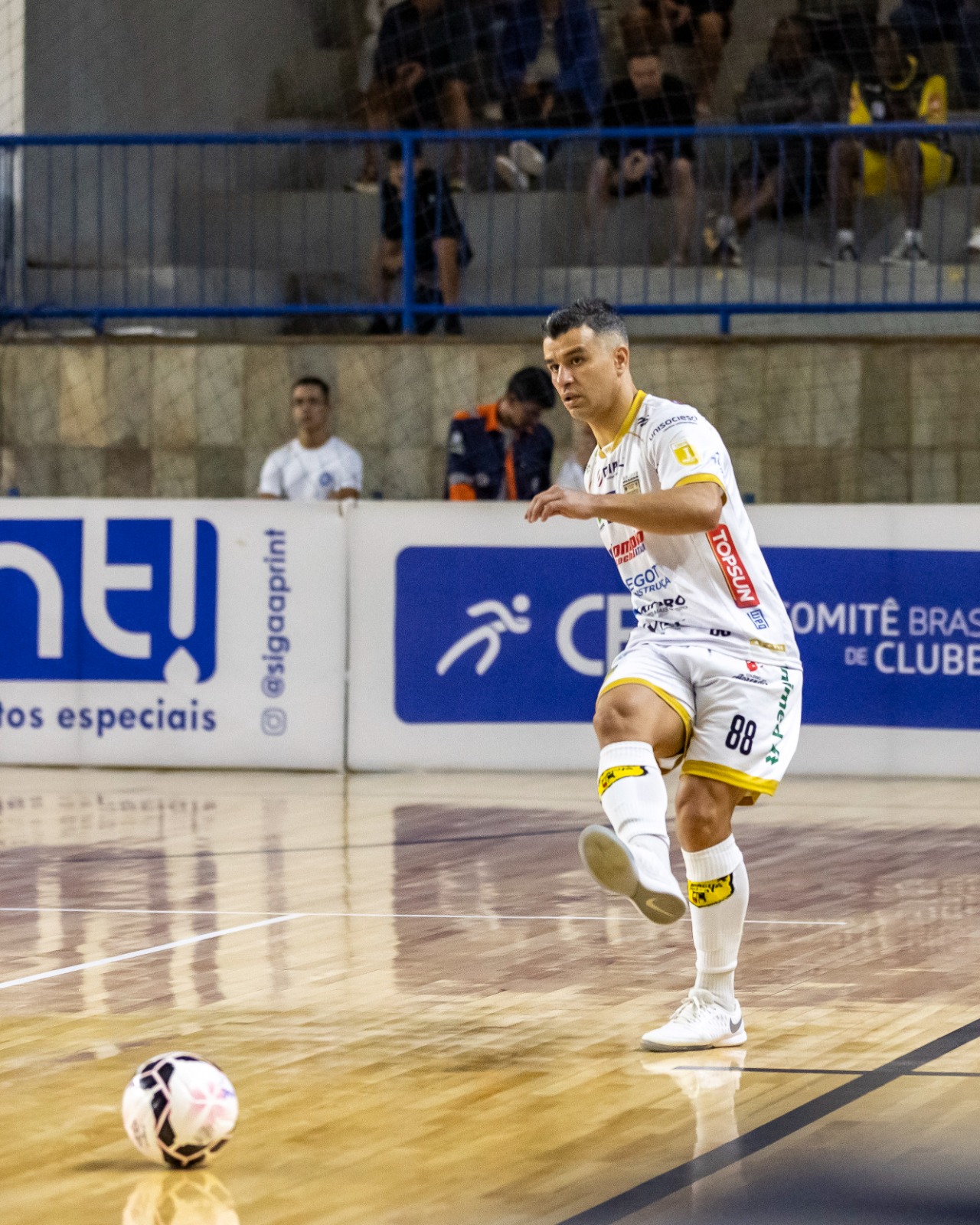 Marcênio conduz a bola durante a partida entre Jaraguá Futsal e Praia Clube pela Liga Nacional de Futsal.