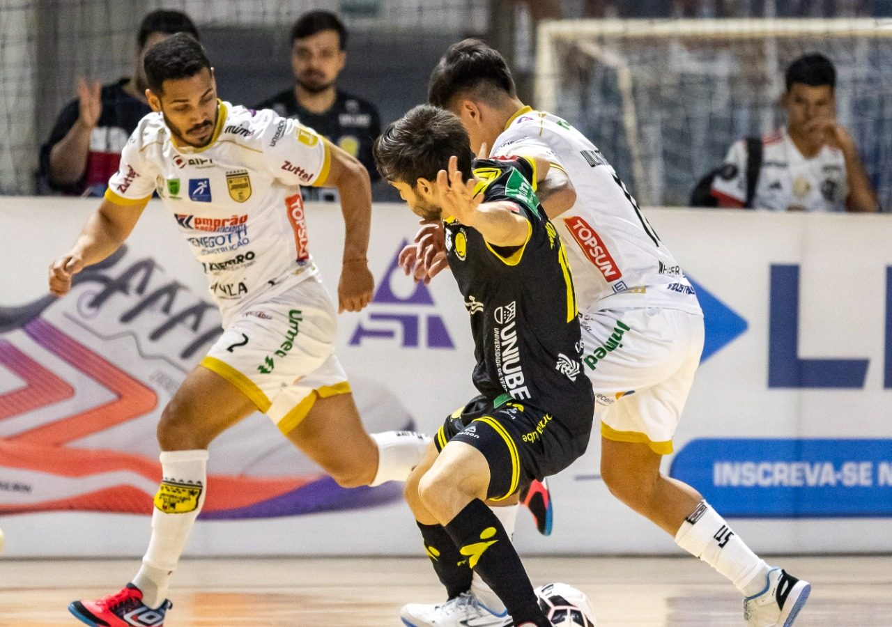 Jaraguá Futsal sai na frente, mas sofre virada do Praia Clube pela Liga Nacional