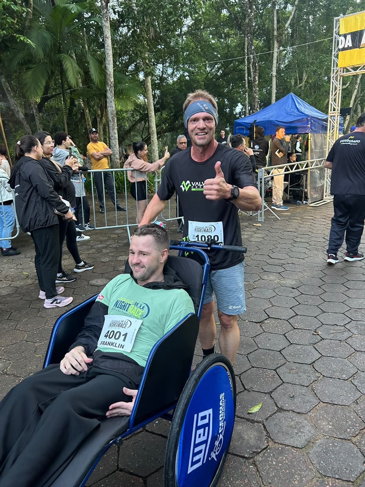 Guilherminio Zapelini participa de corrida em Jaraguá do Sul empurrando uma cadeira adaptada durante prova de rua
