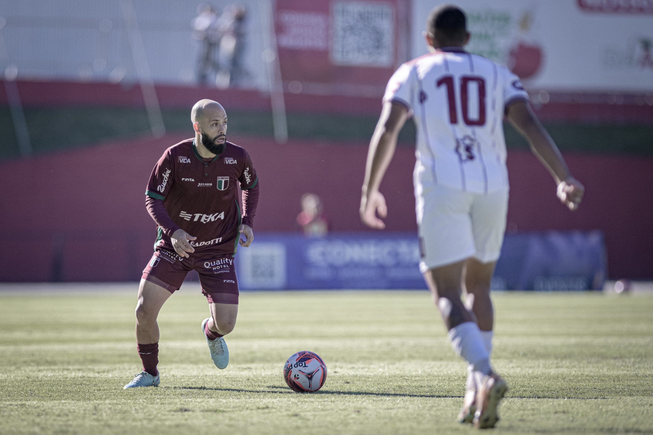 Jogador do Blumenau conduz a bola durante empate com o Juventus pela Série B do Campeonato Catarinense.