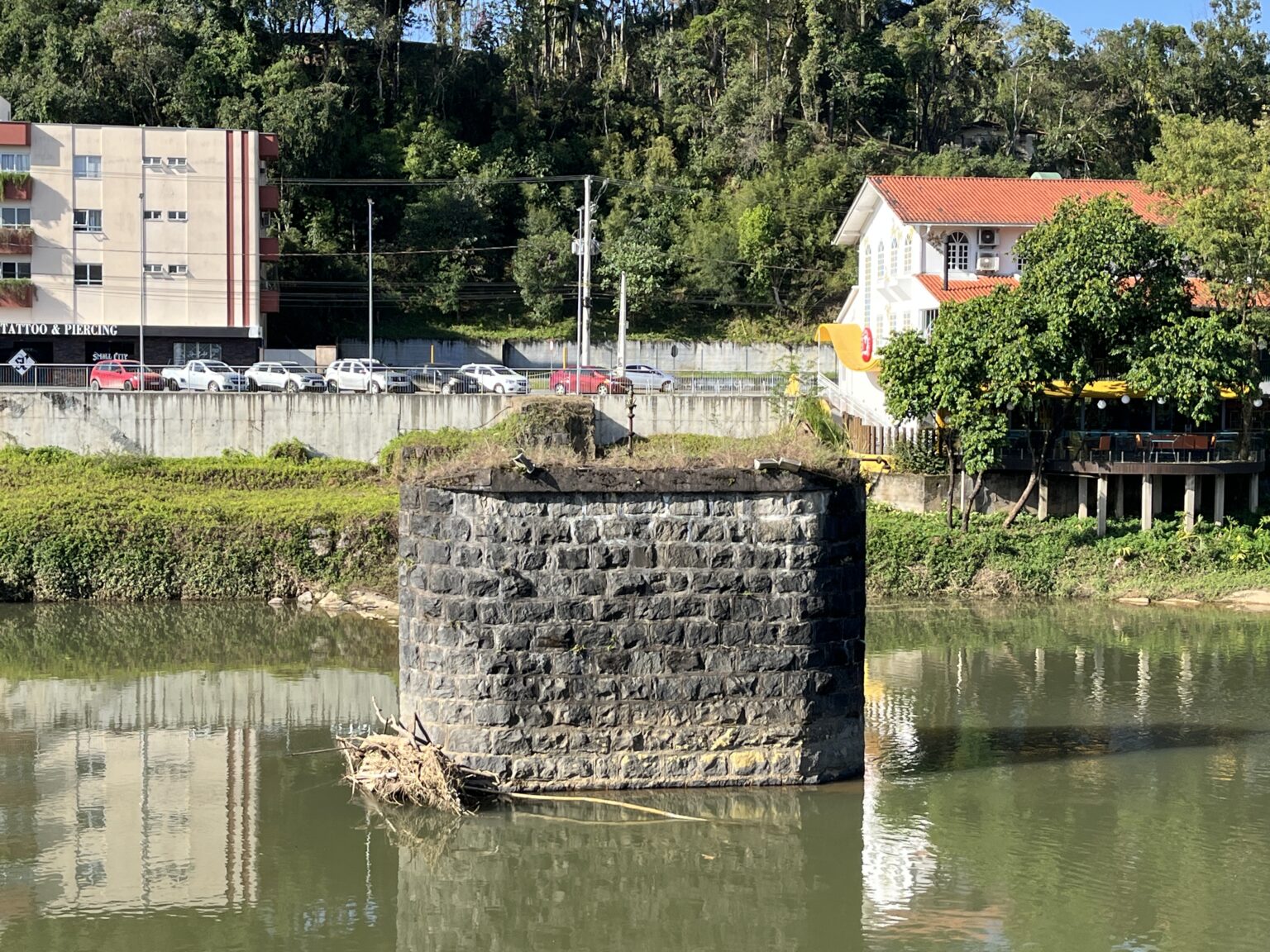 Pilar histórico do antigo acesso sobre o Rio Itapocu que será integrado ao Memorial dos 150 anos de Jaraguá do Sul